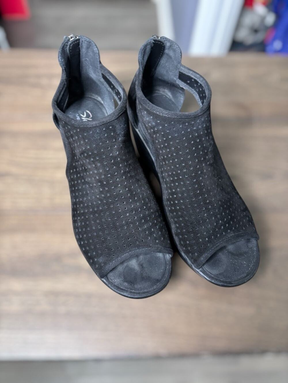 Skechers Black Parallel  Platform Sandals Memory Foam Zipper Back  8.5